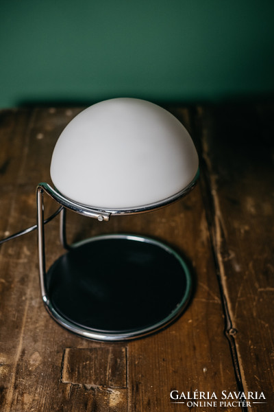 Retro design table lamp