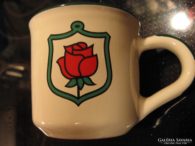 Red rose coat of arms mug