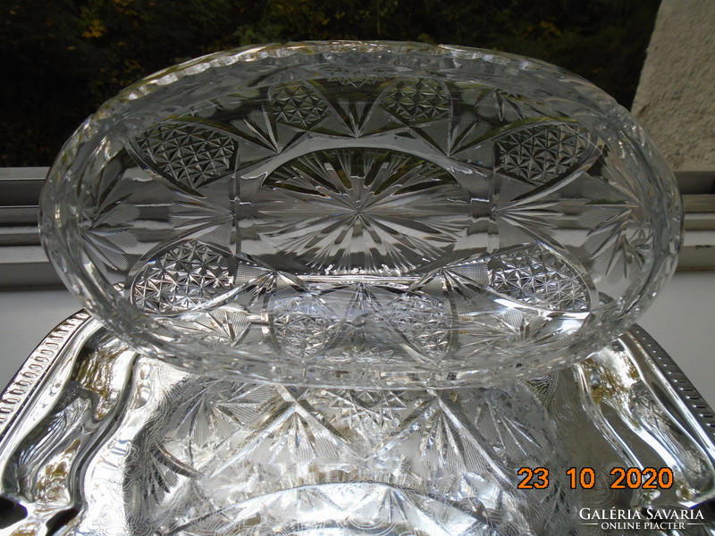 2250 g Grandiózus gyémánt csiszolt ólomkristály forgó rozettákkal, csónak  alakú asztalközép