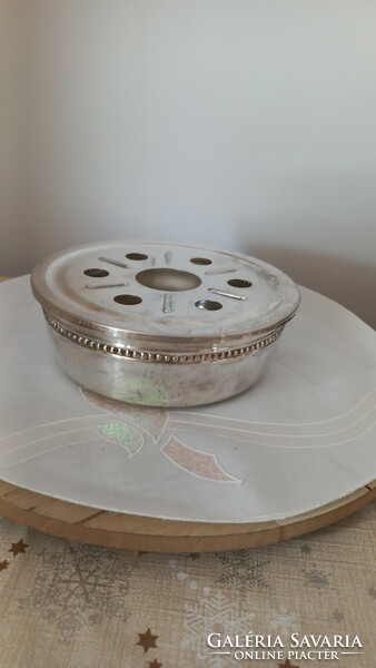 Vintage ezüstözött fém kerek  szárító/potpuri tartó. Méretei: 15 X 5,5 cm.