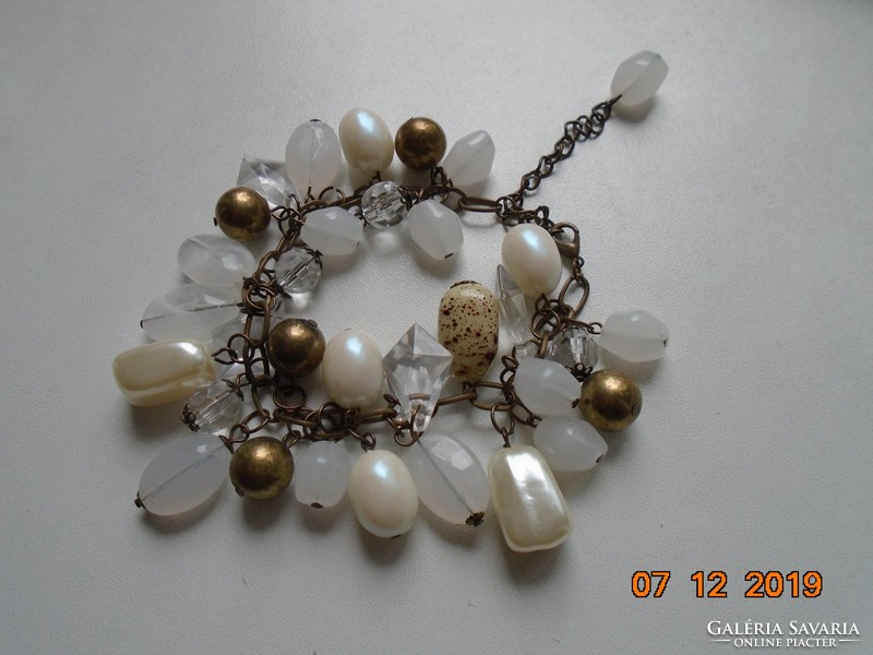 Bracelet with pendants in mineral, glass and gold color