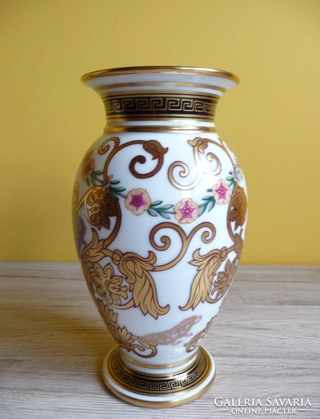 Porcelain vase for lips