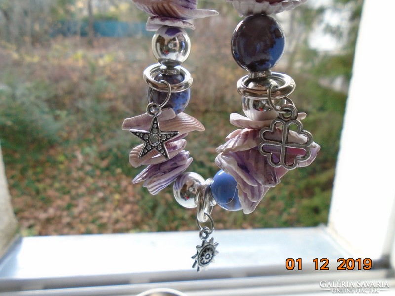 Lilás rózsaszín kagyló,lilás kék és ezüstözött gyöngyökből fűzött karkötő ,fém függőkkel