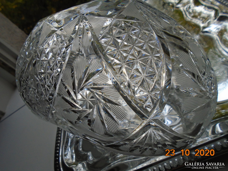 2250 g Grandiózus gyémánt csiszolt ólomkristály forgó rozettákkal, csónak  alakú asztalközép