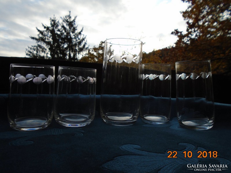 5 pieces of the same pattern, in 3 sizes, cut into polished glasses