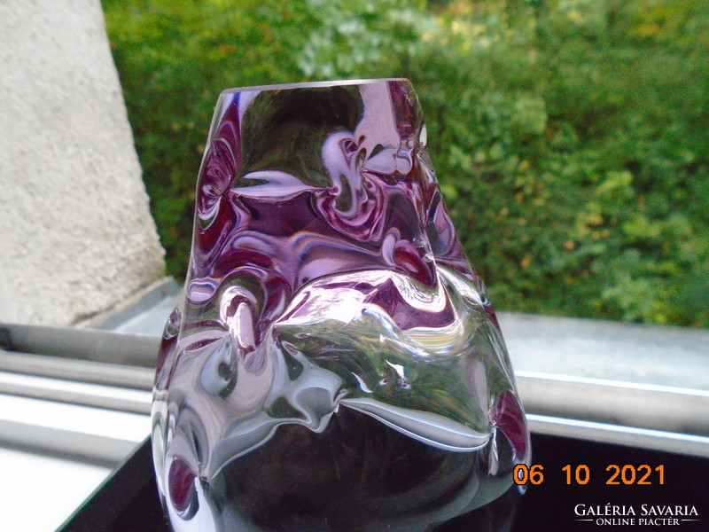 Lilás rózsaszín árnyalatokkal, csavart dombor mintákkal nehéz művészi üveg váza csiszolt talpal