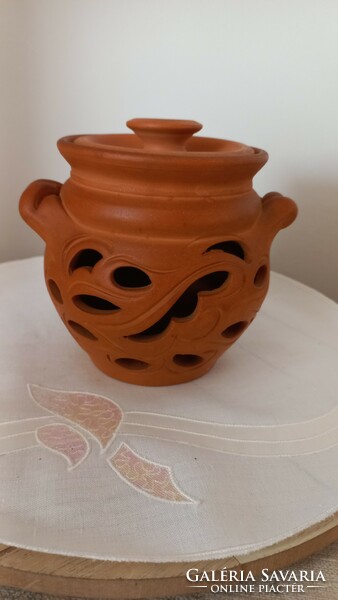 Transylvanian artisan, marked, unglazed clay pot/garlic container, height: 12 cm. W.: 14 Cm with tab