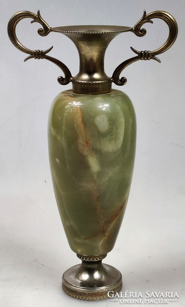 Amfóra alakú váza gyönyörű mintázatú onyxból fém szerelékkel