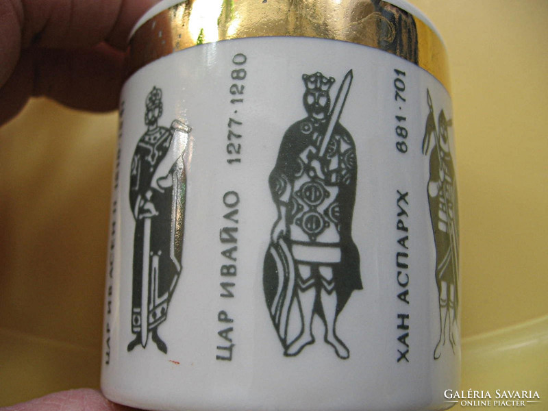 Ősi bolgár uralkodókat ábrázoló retro cigaretta kínáló pohár