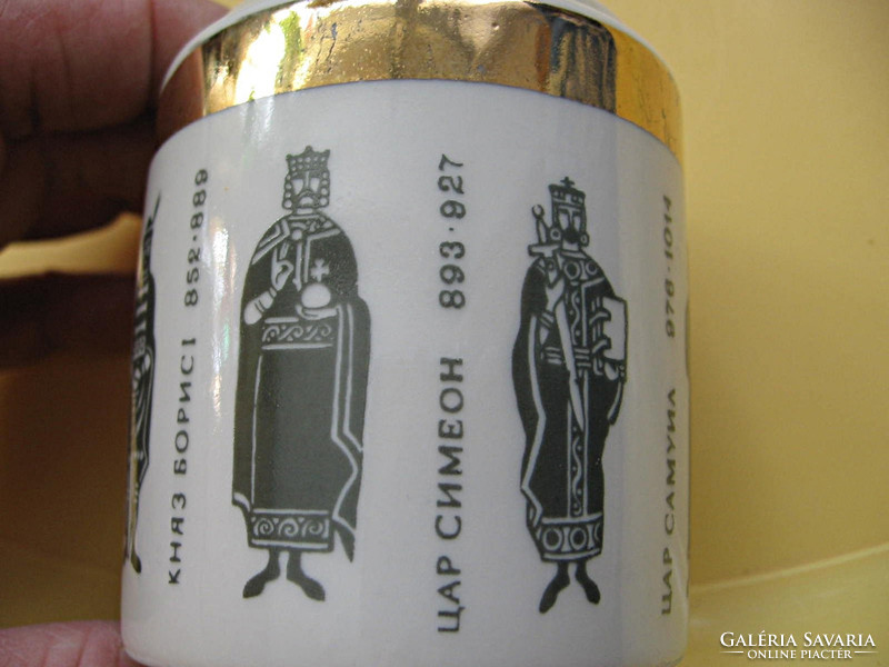 Glass offering retro cigarettes depicting ancient Bulgarian rulers