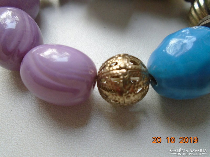 Újszerű címkés karkötő aranyozott réz,lila és kék üveg valamint fa gyöngyökből