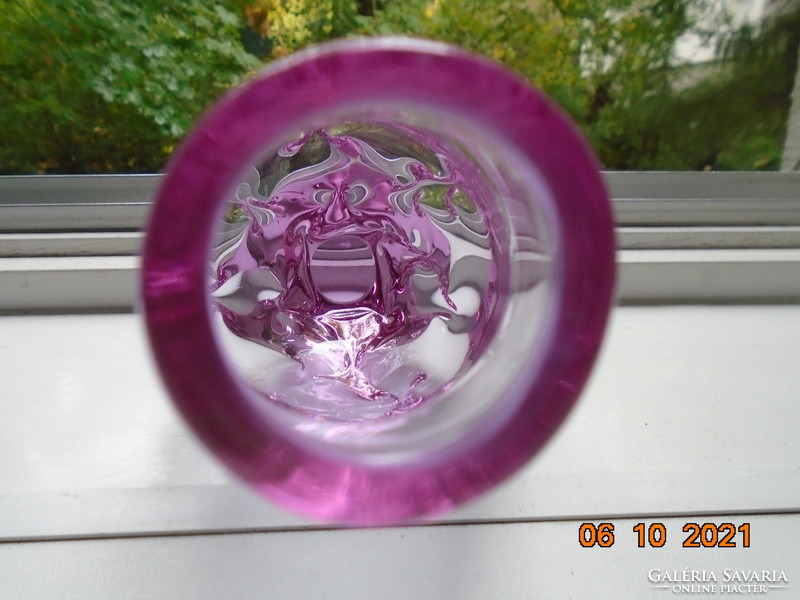 Lilás rózsaszín árnyalatokkal, csavart dombor mintákkal nehéz művészi üveg váza csiszolt talpal