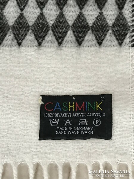 Cashmink márkájú sálak, 180 x 30 és 150 x 30 cm méretben
