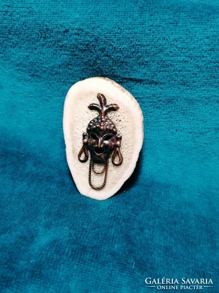 Antler pin with African mask (592)