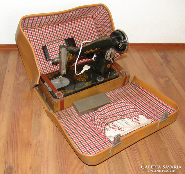 Union pedal sewing machine in a suitcase - with all accessories - old but functional!