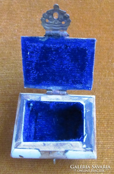 Bone jewelry holder with copper fitting 6 x4.5 x 4 cm