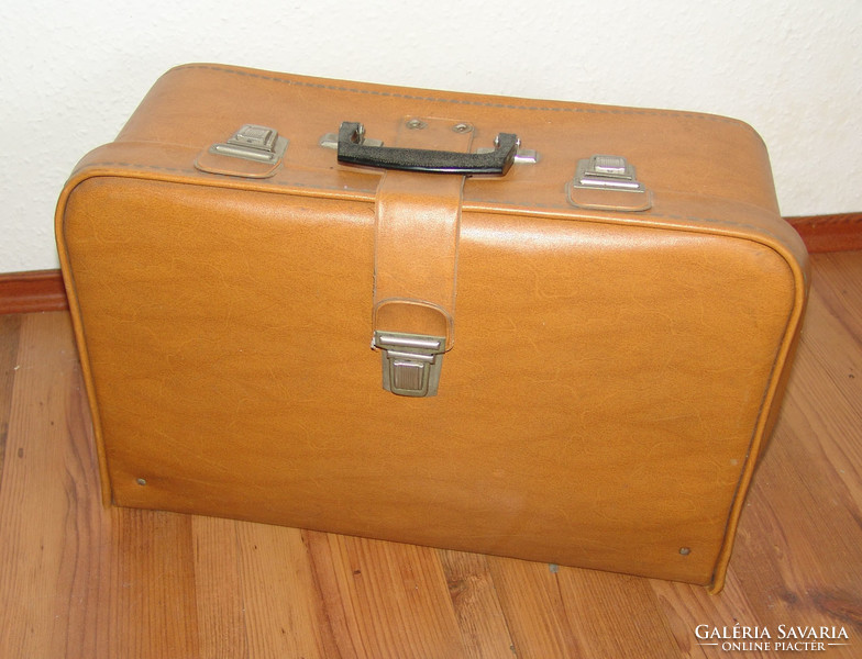 Union pedal sewing machine in a suitcase - with all accessories - old but functional!