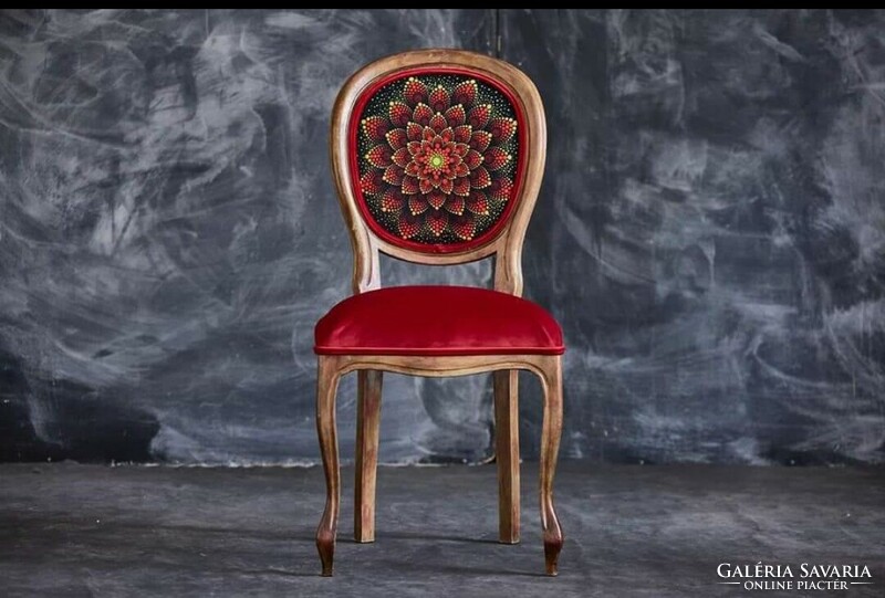 Egyedi mintás, színes mandalákkal díszített székek eladók