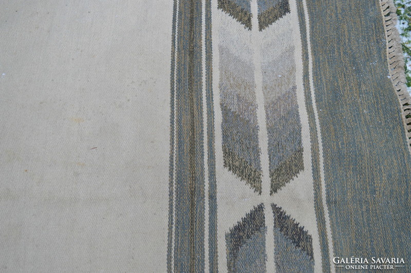 Németh Éva gyapjú szőnyeg. 170 x 250 cm.