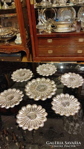 7 silver washers. Classic flower shape is rare