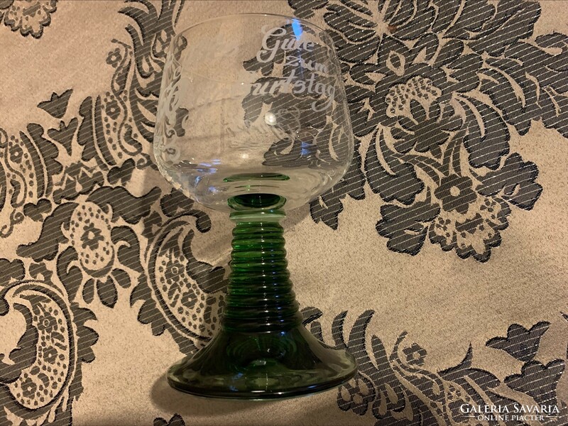 Csavart zöld talpas kristály boros pohár, “Gyuri 60. Alles gute zum geburstag” gravírozás