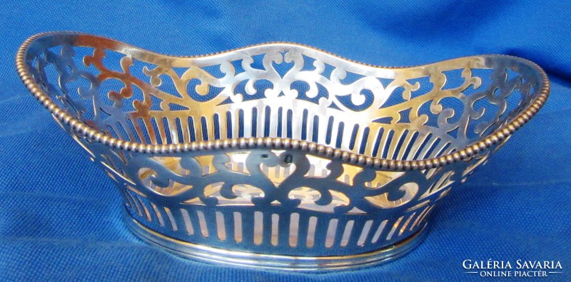 Old silver basket with openwork pattern, marked 123.8 gr.Length 15.8 Cm, 10.7 cm wide, 5.3 cm high