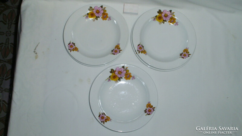 Virágos Alföldi porcelán tányérok - három darab mély és három darab lapos - együtt - hiánypótlásra