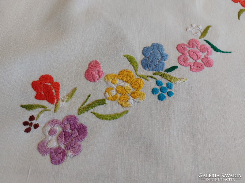 Régi hímzett kézimunka abrosz színes virágos asztalterítő