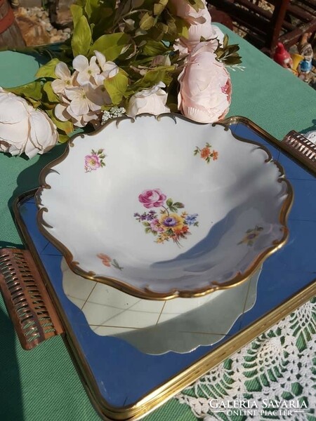 Gyönyörű porcelán asztalközép kínáló virágos