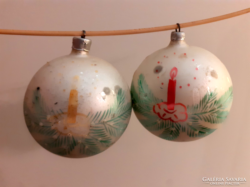 Retro üveg karácsonyfadísz fehér festett fenyőágas gömb régi üvegdísz 2 db
