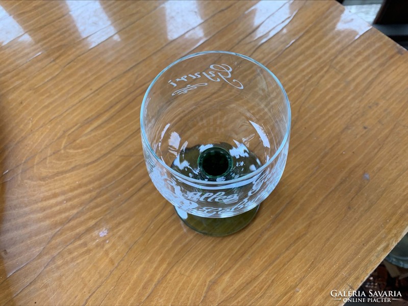 Csavart zöld talpas kristály boros pohár, “Gyuri 60. Alles gute zum geburstag” gravírozás