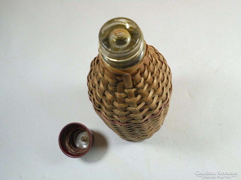 Retro régi vesszővel bevont befont fonott demizson kis üveg palack bakelit kupakkal - kb. 1960