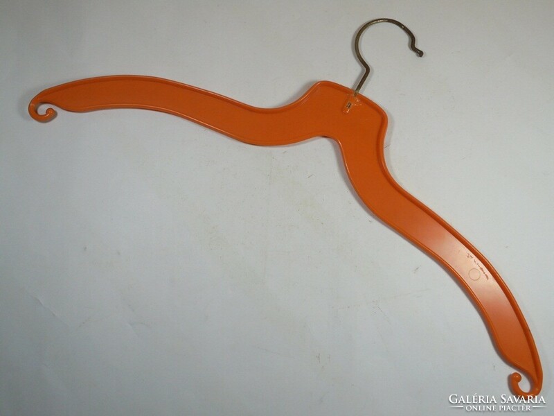 Retro régi narancssárga színű műanyag vállfa ruhaakasztó -DDR NDK Keletnémet -1970-80