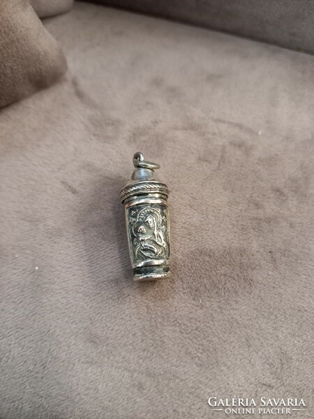 Silver locket that can be opened
