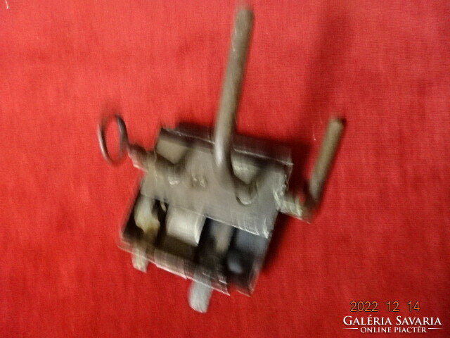 Antique garden gate lock mechanism, functional. He has! Jokai.