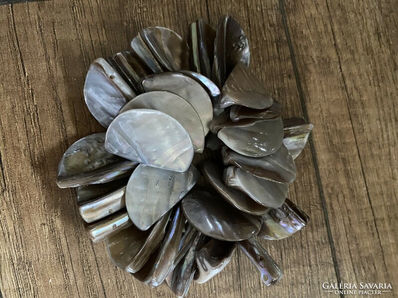 Shells, mother-of-pearl pearls …. For creatives!