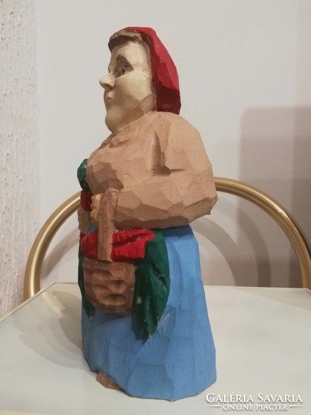 Fa szobor-répás asszony