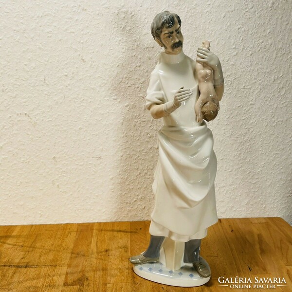 Ritka Lladro Porcelán Orvos / Szülész / Nőgyógyász 36 cm