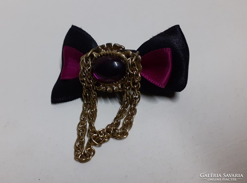 Black silk bow brooch brooch studded with a large burgundy stone with a two-row small chain decoration at the bottom