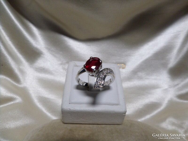 Fehér arany gyűrű rubinnal és briliánsokkal