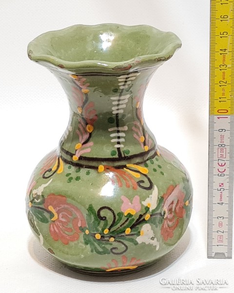 "Lázi J." Lázi János "HMV" jelzett, színes virágos, zöld mázas népi kerámia váza (2459)