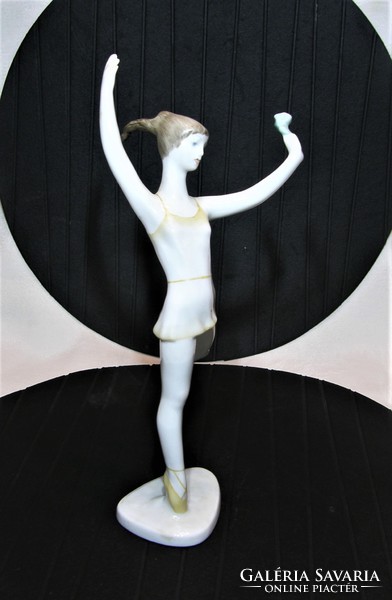 Gymnast girl in retro raven house i.O. Porcelain 27 cm
