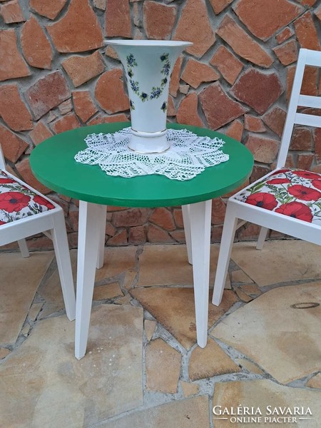 Beautiful peaceful round table and 2 chairs with poppy pattern furniture antiques nostalgia