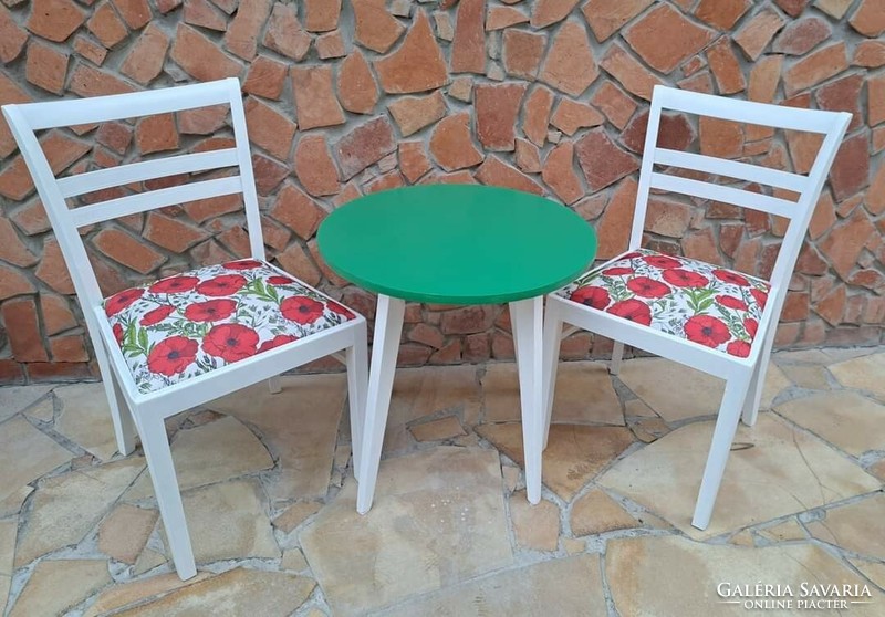 Gyönyörű békebeli kör asztal és 2 db szék pipacs mintával bútor régiségek nosztalgia