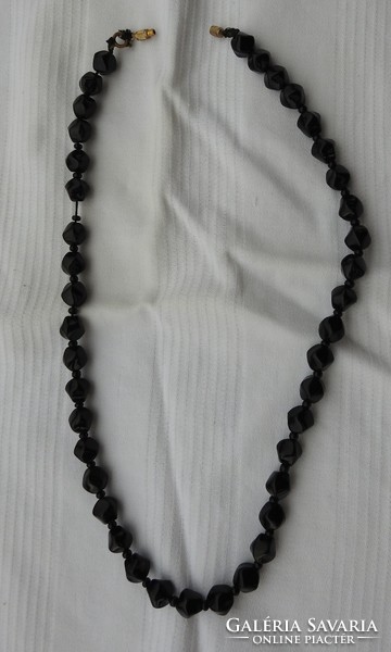 Fekete gyöngysor nyaklánc