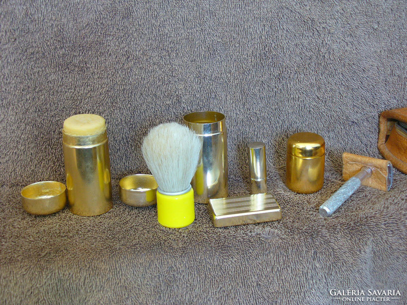 Shaving set in artificial leather case