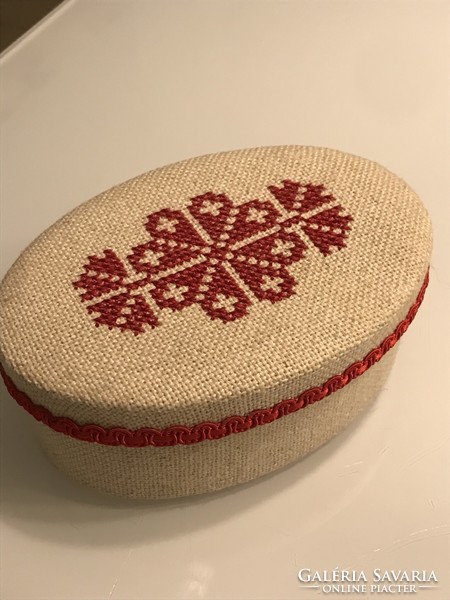 Embroidered gift box, 15 x 11 x 6 cm