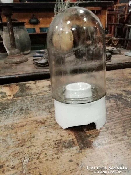Pajta lámpa, porcelán foglalatos üveg burás falilámpa, 20. század közepei ipari lámpa