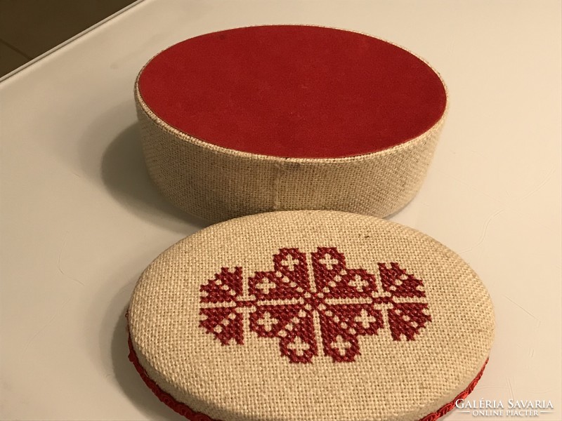 Embroidered gift box, 15 x 11 x 6 cm