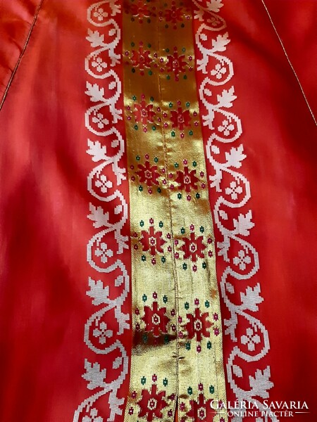Indiai selyem ruha, arany díszítéssel, vékony vászon béléssel